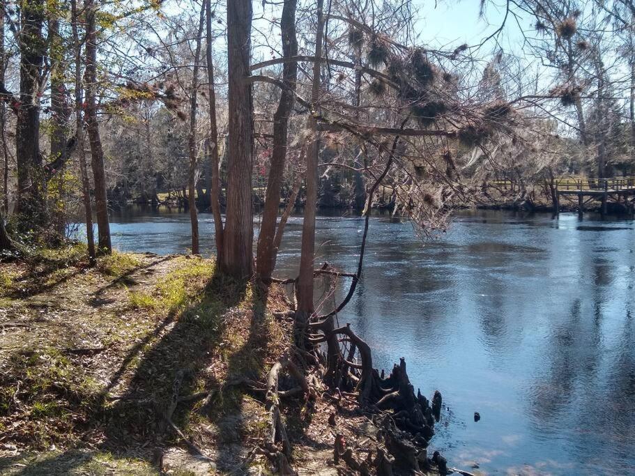 Huck's Hideaway Near The Santa Fe River Hébergement de vacances Fort White